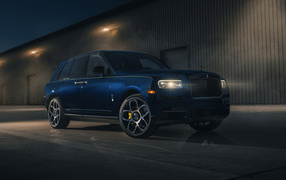 Дорогой стильный внедорожник Rolls-Royce Cullinan Black Badge 2021 года