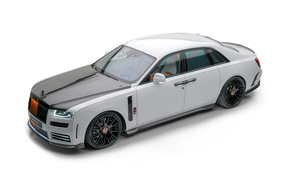 Серый автомобиль Mansory Rolls-Royce Ghost 2021 года на белом фоне 
