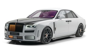 Серый автомобиль Mansory Rolls-Royce Ghost 2021 года на белом фоне крупным планом