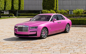 Pink expensive car ROLLS-ROYCE Cullinan, 2021