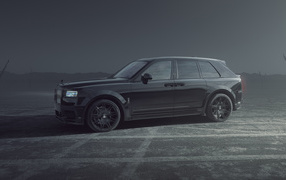 Автомобиль Rolls-Royce Cullinan, 2021 года в тумане