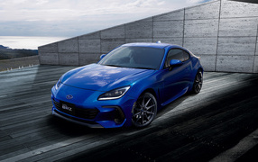 Синий автомобиль Subaru BRZ 2021 года у серой стены