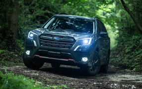 Внедорожник Subaru Forester X-Break 2021 года с включенными фарами