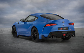 Автомобиль Toyota GR Supra. 2021 года вид сзади