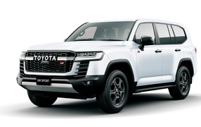 Большой автомобиль Toyota Land Cruiser GR Sport 2021 года на белом фоне 