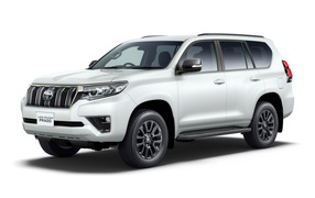Внедорожник Toyota Land Cruiser Prado TX L, 2021 года на белом фоне