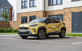 Внедорожник Toyota Yaris  у дома