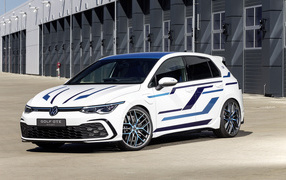 Автомобиль Volkswagen Golf GTE Skylight 2021 года