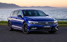 Синий автомобиль Volkswagen Passat R-Line Variant 2021 года у воды