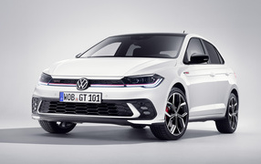 Белый автомобиль  Volkswagen Polo GTI 2021  года вид спереди