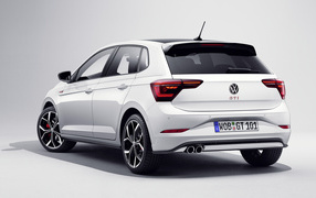 Белый автомобиль Volkswagen Polo GTI 2021 года вид сзади
