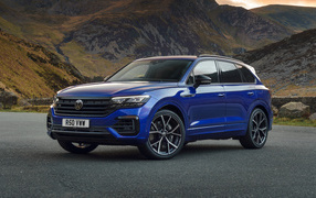 Внедорожник Volkswagen Touareg R E Hybrid 2021 года у гор