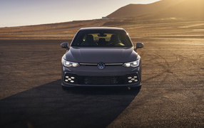 Автомобиль Volkswagen Golf GTI, 2022 года в пустыне