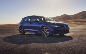 Синий автомобиль  Volkswagen Golf R, 2022 года в пустыне