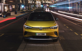 Золотистый автомобиль Volkswagen ID.4 1st 2021 года в городе