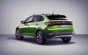 Зеленый Volkswagen Taigun 2021 года вид сзади