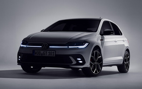 Новый автомобиль Volkswagen Polo GTI 2021 на сером фоне