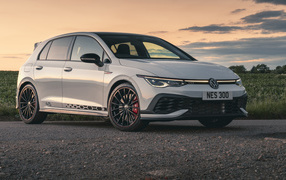 Серебристый Volkswagen Golf GTI Clubsport 45, 2021 года