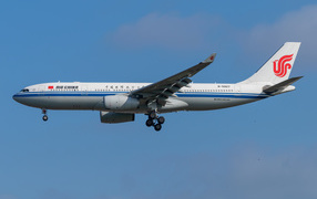 Пассажирский самолет A330-200 авиакомпании  Air China в небе