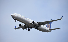 United Airlines passenger Boeing 737 on takeoff
