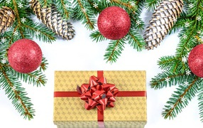 Подарок, еловая ветка и шишки на Рождество 2022