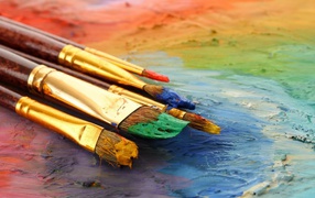 Кисточки художника в красках 