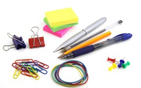 Разные канцелярские предметы на белом фоне