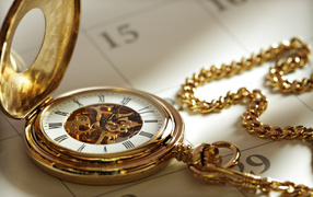 Красивые золотые карманные часы на цепочке