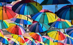 Красивые разноцветные зонтики на фоне неба 