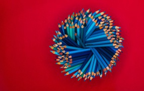 Синие карандаши на красном фоне