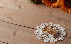 Крестик на цепочке с салфеткой на столе