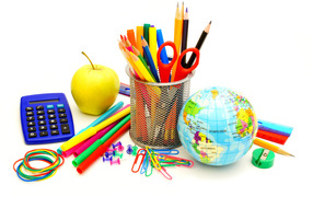 Много различных канцелярских предметов на белом фоне