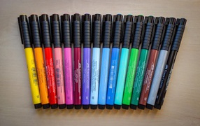 Разноцветные фломастеры с черными колпачками