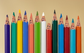 Разноцветные карандаши с нарисованными смайликами 