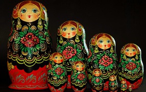 Фигурки матрешки с народным орнаментом