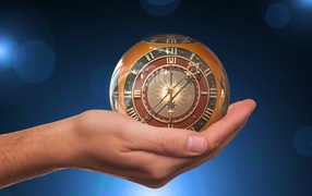 Старые стеклянные часы на ладони