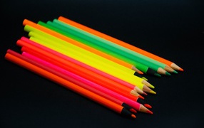 Палитра разноцветных карандашей на черном фоне