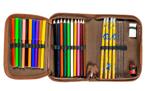 Пенал с разноцветными карандашами на белом фоне 