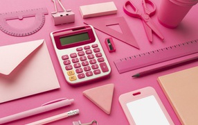 Розовые канцелярские предметы для девочки 