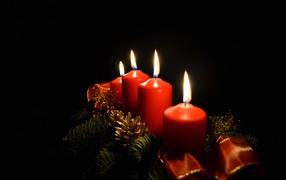 Красные праздничные свечи на черном фоне 