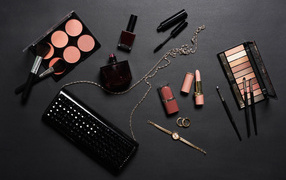 Набор косметики для девушки на сером фоне