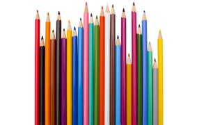 Острые разноцветные карандаши на белом фоне