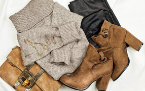 Свитер,сапоги и сумка на белом фоне