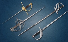 Шпаги и клинок на сером фоне