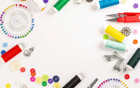 Разные предметы для шитья на белом фоне 