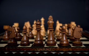 Деревянные дорогие шахматы на доске 