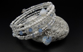 Браслет на руку с камнем на черном фоне