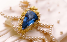 Красивое украшение с синим камнем 