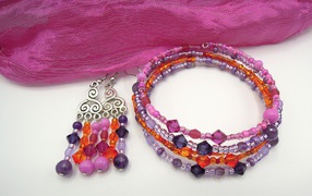 Браслеты и серьги на белом фоне 