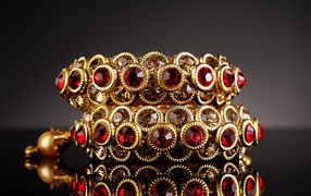 Золотое украшение с красным рубином